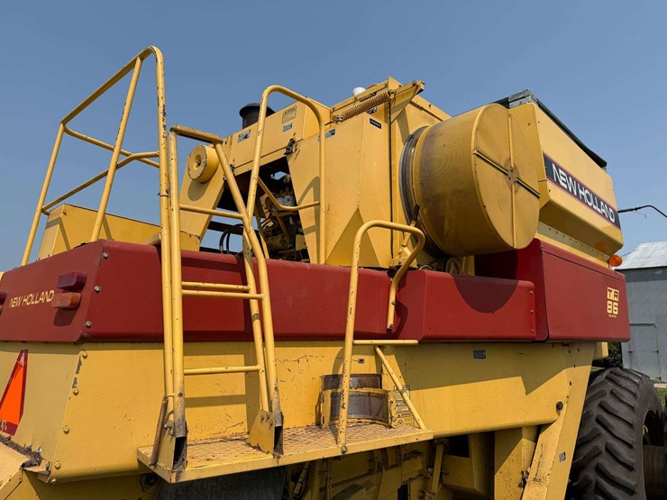 1992-new-holland-tr86-image-18