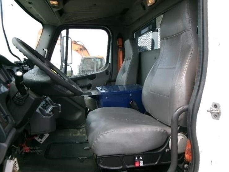 2010-freightliner-business-class-m2-112-image-12