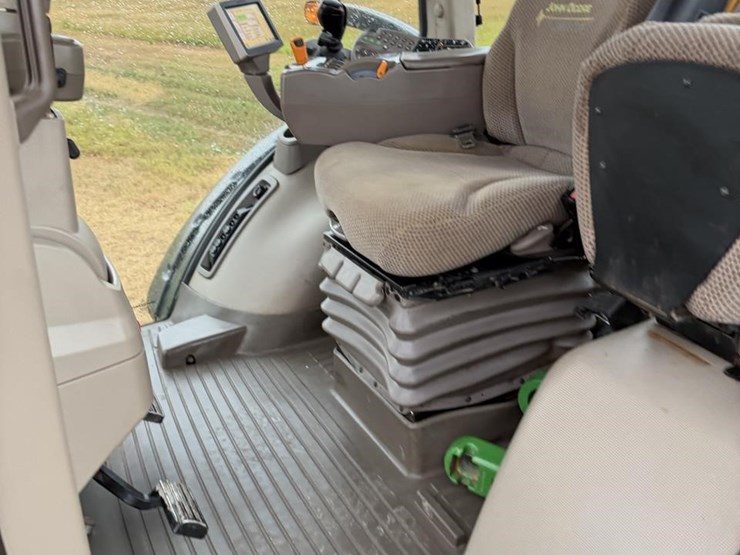 2012-john-deere-7230r-image-45