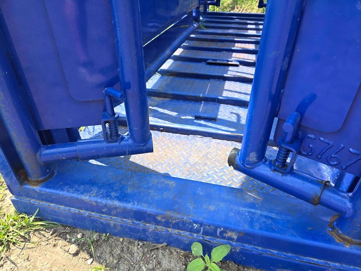 spanier-welding-deluxe-cattle-chute.-per-seller:-this-chute-is-approximately-5-years-old-and-is-in-g-image-41