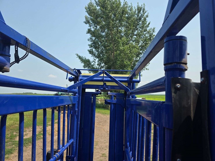 spanier-welding-deluxe-cattle-chute.-per-seller:-this-chute-is-approximately-5-years-old-and-is-in-g-image-22