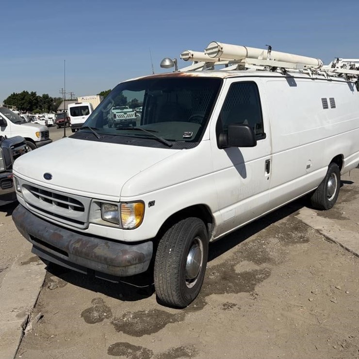 2002 FORD E350 SD