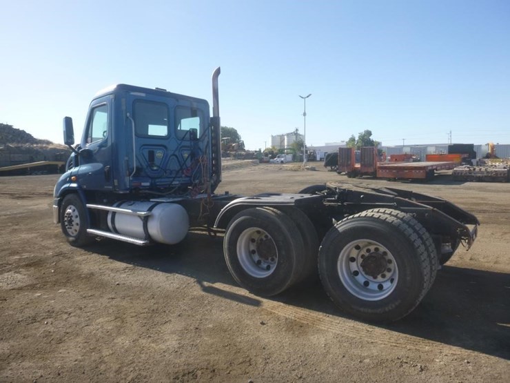 2012-freightliner-cascadia-113-image-4