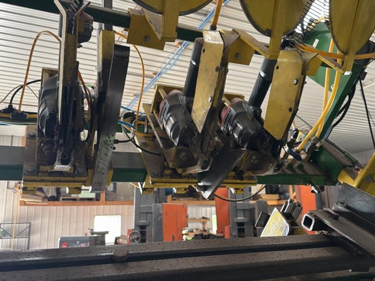 #151-•-universal-machinery-pallet-nailer-image-12