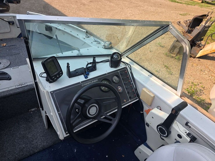 1990-crestliner-phantom-18’-boat-with-120hp-2-stroke-johnson-outboard-motor-and-15hp-johnson-kicker-image-38