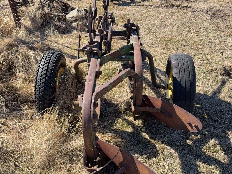 john-deere-pull-type-two-bottom-plow-image-4