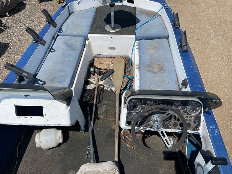 #2398-•-1998-crestliner-boat-with-trailer-(title-in-delay)-image-16