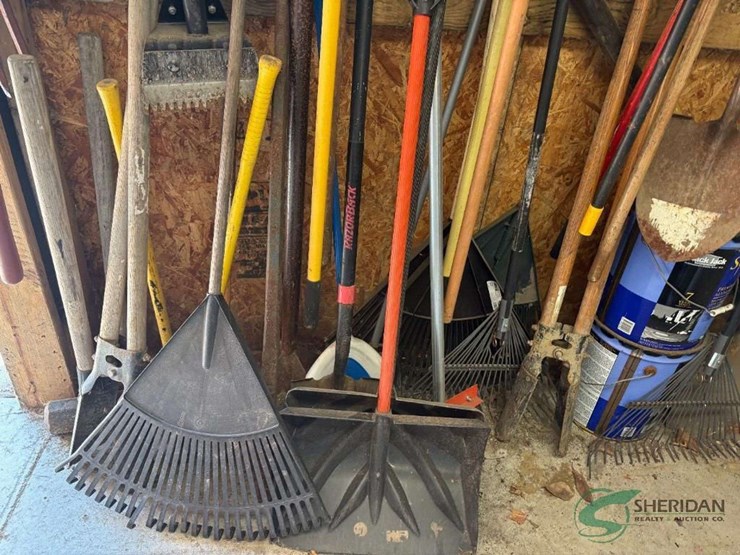 yard-hand-tools---shovels,-rakes,-brooms,-forks-and-misc.-image-5