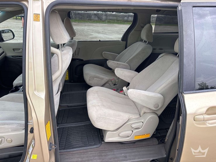 2011-toyota-sienna-image-18