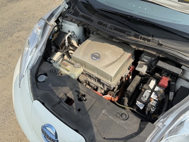 2015-nissan-leaf-electric-sedan-image-19