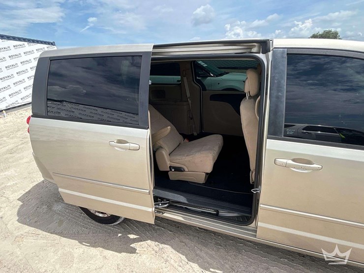 2013-dodge-grand-caravan-image-11
