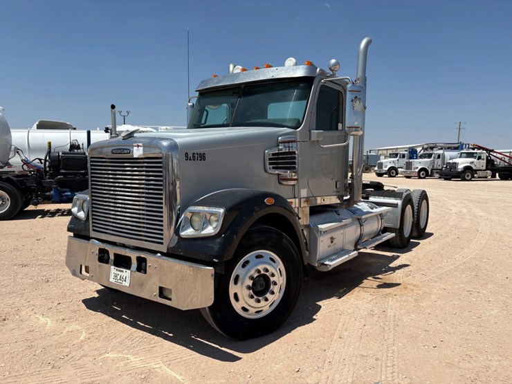 2013-freightliner-coronado-122-sd-image-1