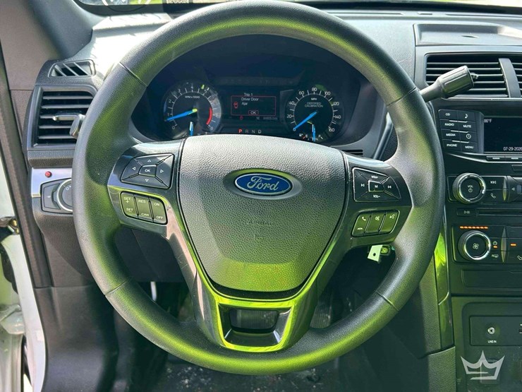 2016-ford-explorer-image-16
