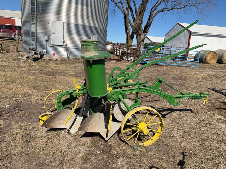 john-deere-pull-type-two-bottom-plow-image-6