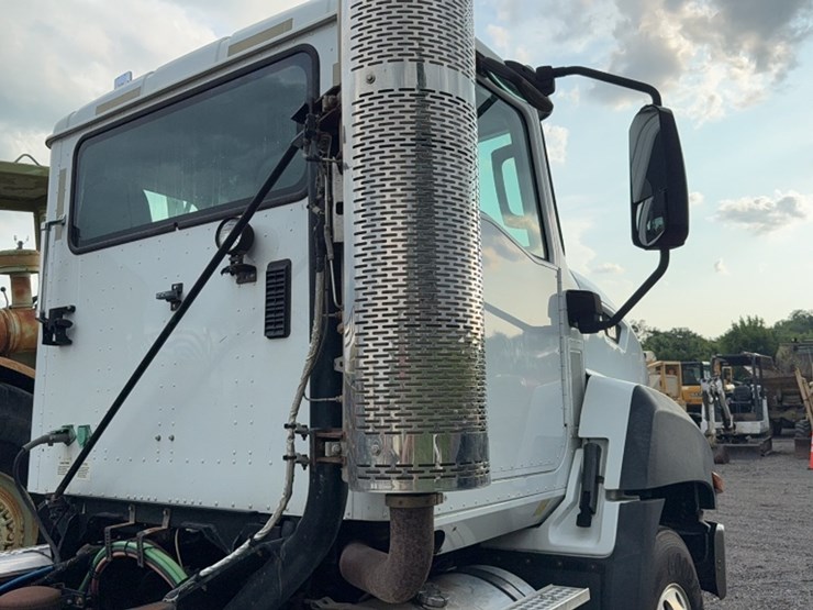 2013-caterpillar-ct660-image-6