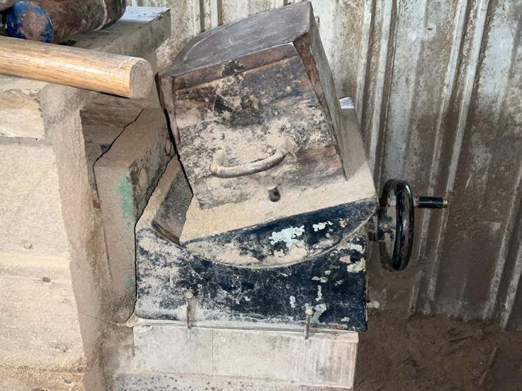 #173-•-hanchett-tilting-anvil-and-bench-image-9