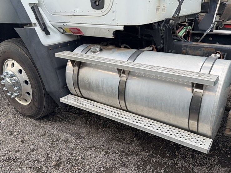 2013-caterpillar-ct660-image-12