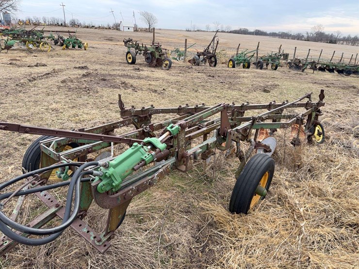 john-deere-pull-type-five-bottom-plow-image-9