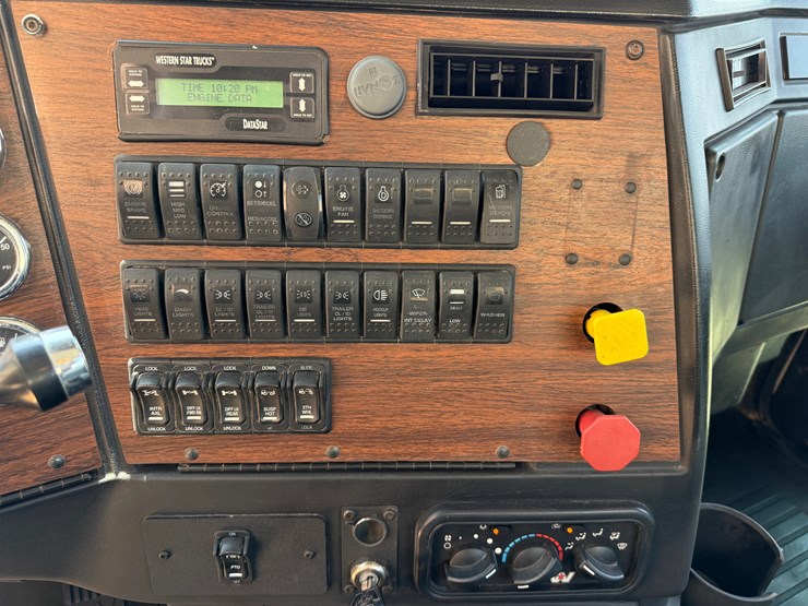 2017-western-star-4900fa-image-16