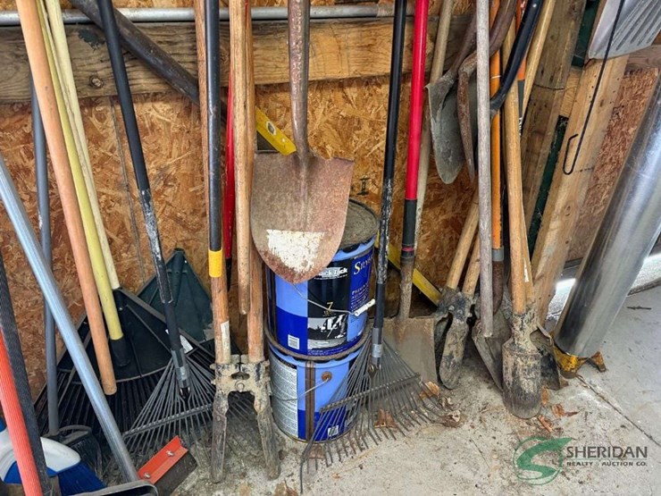 yard-hand-tools---shovels,-rakes,-brooms,-forks-and-misc.-image-6