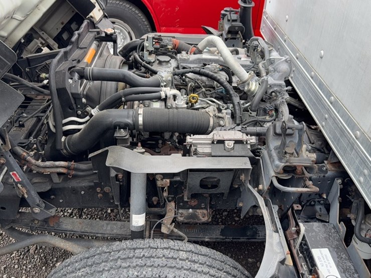 2011-isuzu-npr-image-23