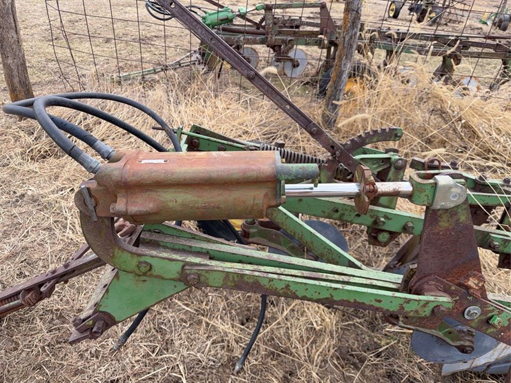 john-deere-pull-type-four-bottom-plow-image-11