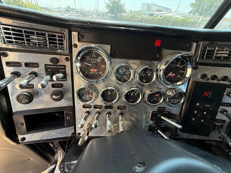 2007-peterbilt-335-image-24