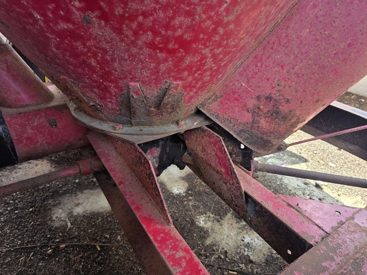 new-holland-352-image-17