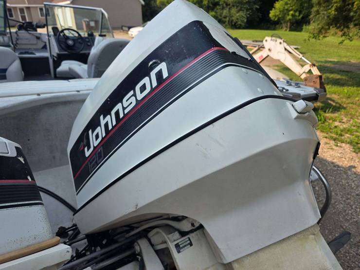 1990-crestliner-phantom-18’-boat-with-120hp-2-stroke-johnson-outboard-motor-and-15hp-johnson-kicker-image-20