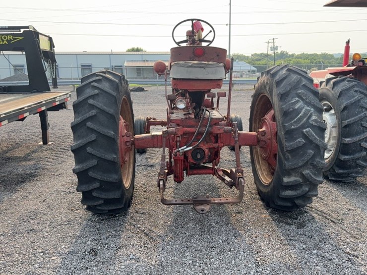 #3047-•-mccormick-farmall-560-tractor-image-9