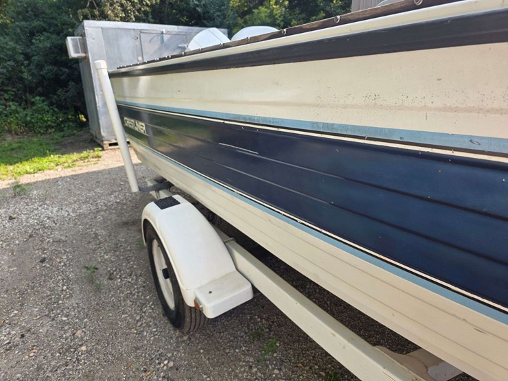 1990-crestliner-phantom-18’-boat-with-120hp-2-stroke-johnson-outboard-motor-and-15hp-johnson-kicker-image-13