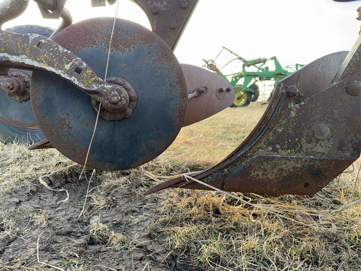 john-deere-pull-type-three-bottom-plow-image-23
