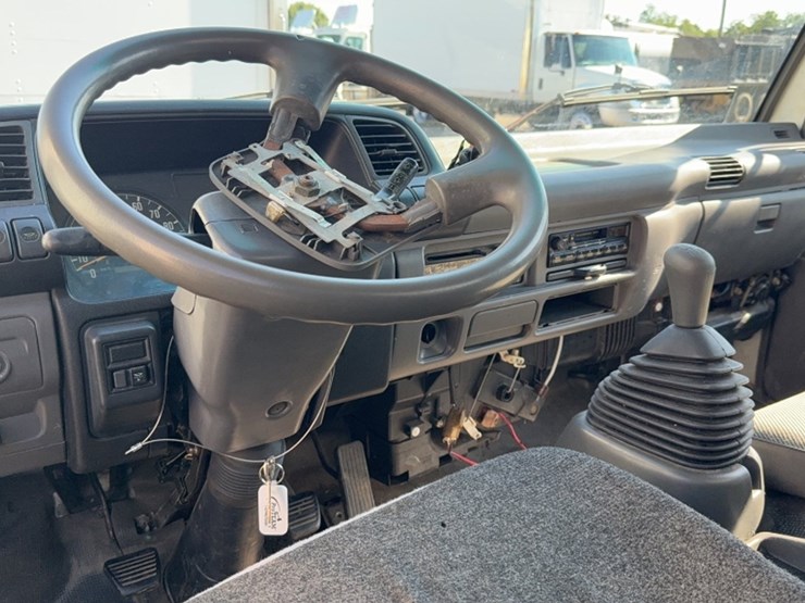 2003-isuzu-nqr-image-16