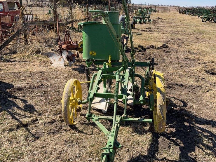 john-deere-pull-type-two-bottom-plow-image-8