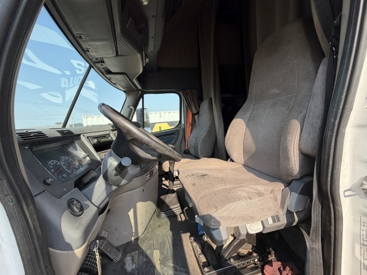 2016-freightliner-cascadia-t/a-sleeper-truck-image-23