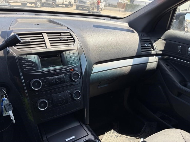 2016-ford-explorer-image-16