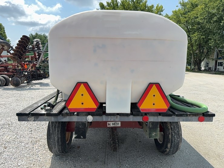 1200-gal.-banded-poly-nurse-wagon-image-5