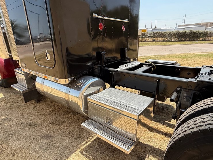2000-peterbilt-379-image-9