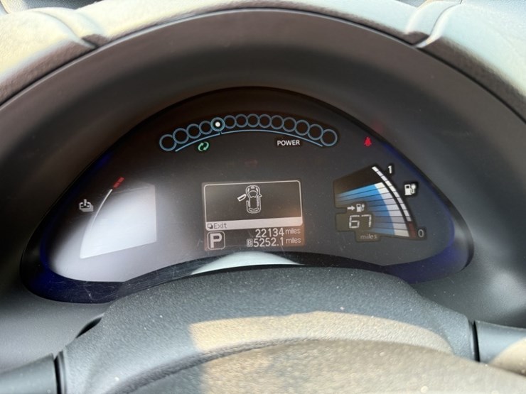 2015-nissan-leaf-electric-sedan-image-26