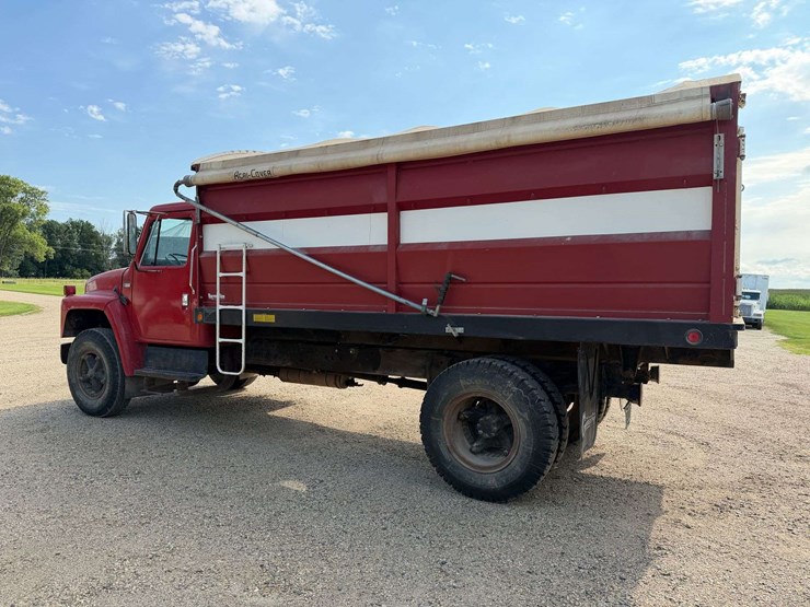 1979-ihc-1700-single-axle-grain-truck,-15’-steel-box-with-622-schwarts-hoist,-steel-floor,-136k-mile-image-3