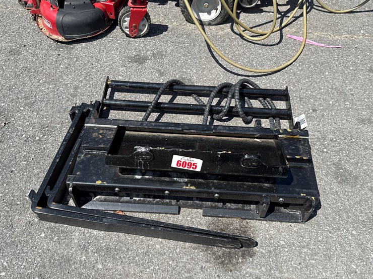 #6095-•-30"-dingo-hyd-sliding-pallet-forks-image-1