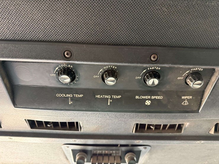 john-deere-2320-image-35