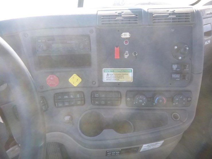 2012-freightliner-cascadia-113-image-16