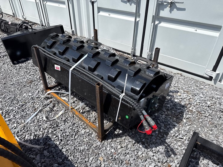 #6046-•-60"-skid-steer-sheeps-foot-vibratory-roller-image-2