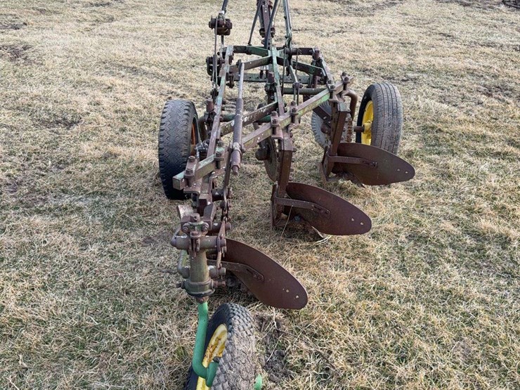 john-deere-pull-type-three-bottom-plow-image-4