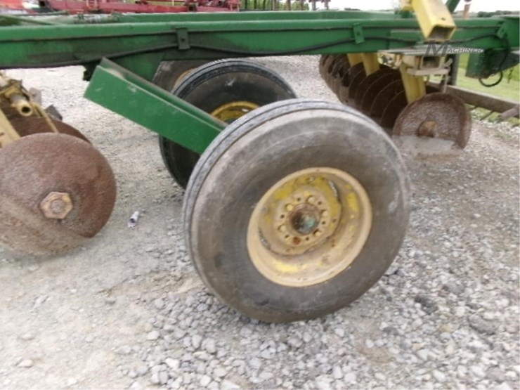 john-deere-220-image-10