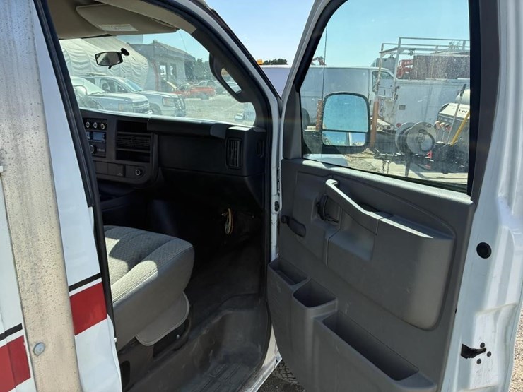2017-chevrolet-express-g3500-image-12