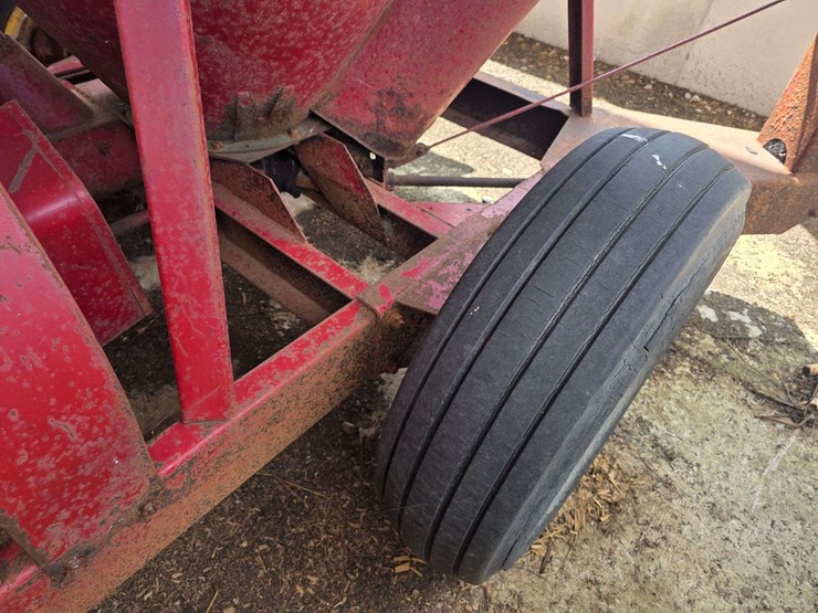 new-holland-352-image-12