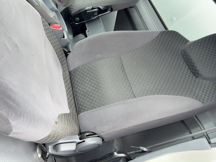 2011-isuzu-npr-image-18