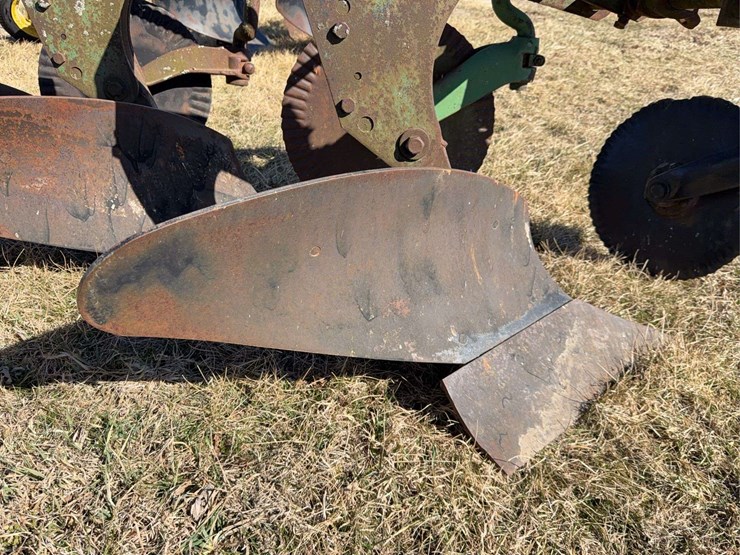 john-deere-three-point-three-bottom-plow-image-10